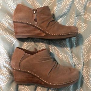 Dansko Womens 8 brown slip ins